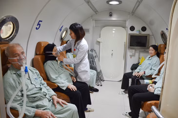 Người bệnh điều trị oxy cao áp tại 