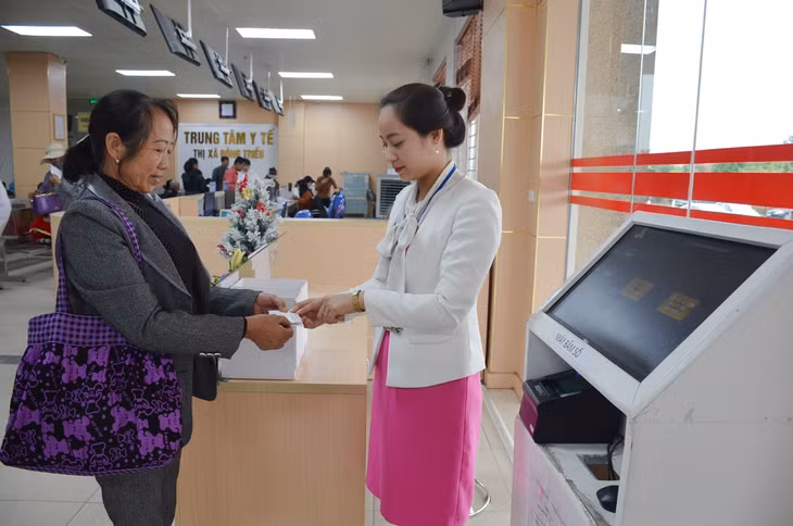 Bộ phận chăm sóc khách hàng hướng dẫn người bệnh đăng ký khám bệnh bằng kios thông minh