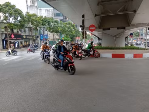 Gầm cầu vượt Kim Mã - Liễu Giai - nơi 3 đối tượng gây án bị bắt giữ.