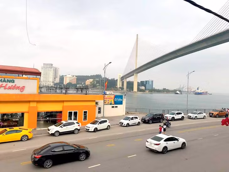 Bạn có thể vừa thưởng thức đồ ăn ngon vừa ngắm nhìn cảnh biển trong lành và cây cầu Bãi Cháy bắc ngang dòng sông cửa Lục