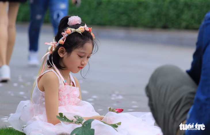 Công chúa nhỏ dịu dàng tạo dáng không thua kém gì các chị - Ảnh: NGUYỄN HIỀN