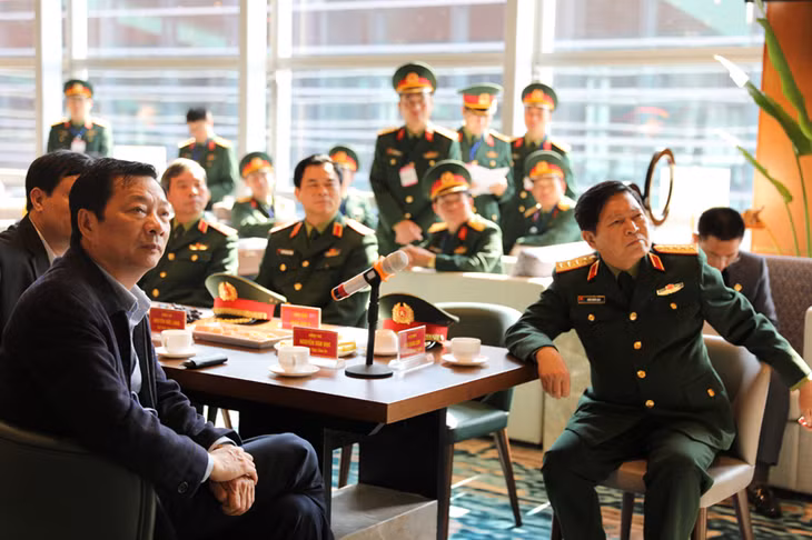 Đại tướng Ngô Xuân Lịch thăm Cảng hàng không quốc tế Vân Đồn và nghe báo cáo tiến độ một số dự án tại huyện Vân Đồn.