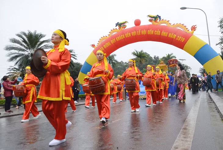 Có khoảng 500 người tham gia vào đoàn dẫn lễ, rước kiệu rước bát biểu và dàn nhạc trong nghi thức rước Đức Ông.