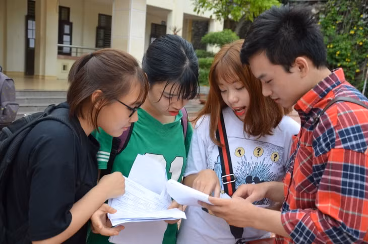 Thí sinh trao đổi sau khi thi tại điểm thi THPT Ngô Quyền