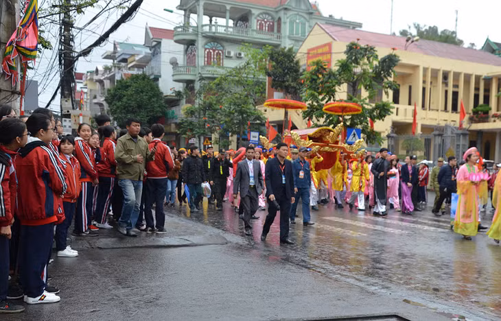 Người dân, du khách và cả học sinh cũng tranh thủ giờ ra chơi đổ xuống đưỡng xem rước kiệu.