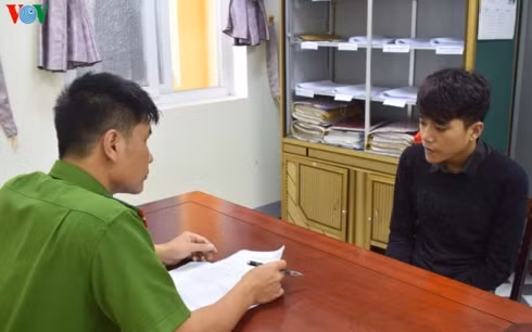Đối tượng Nguyễn Đình Tuấn tại cơ quan công an.