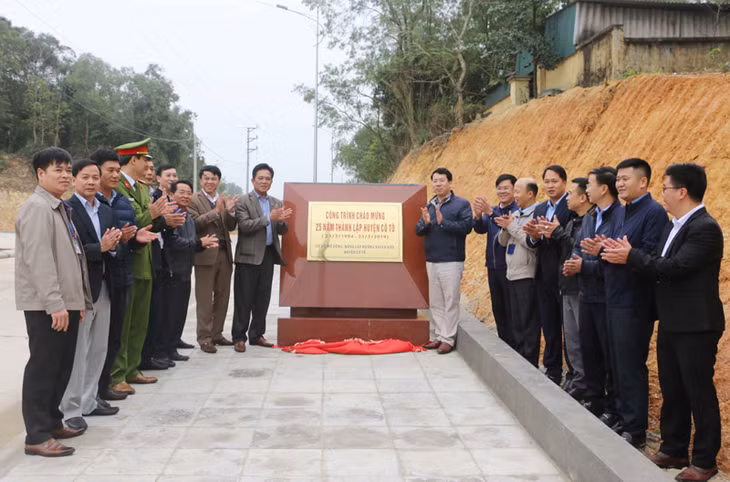 Lãnh đạo huyện Cô Tô và các cơ quan huyện tham dự lễ gắn biển công trình.