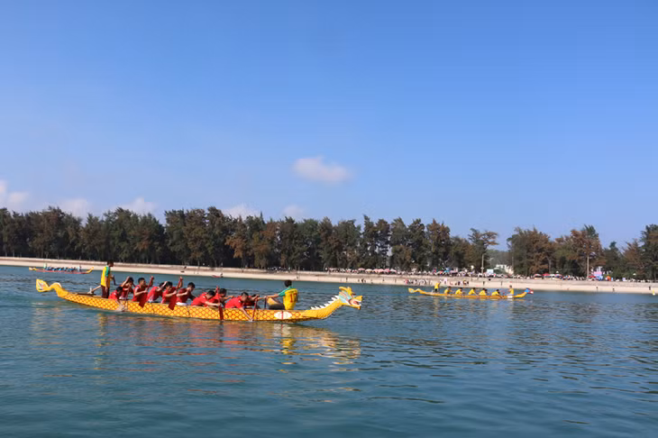 Đua thuyền rồng trên biển Cô Tô.