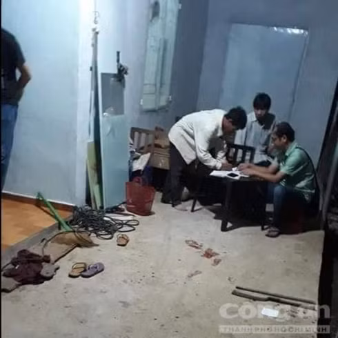 Cơ quan chức năng làm việc tại hiện trường vụ trọng án.