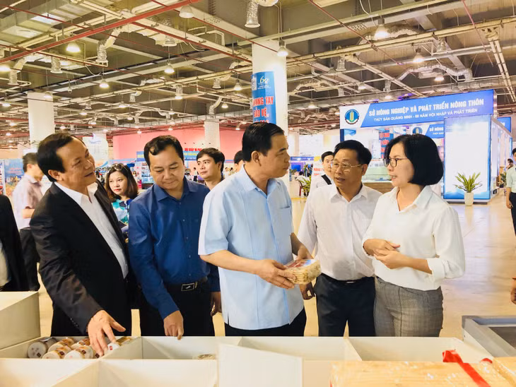 Bộ trưởng Bộ Nông nghiệp và Phát triển nông thôn đã đến thăm quan các gian hàng trưng bày tại Hội chợ triển lãm 60 năm Ngày truyền thống Ngành Thủy sản Việt Nam - Quảng Ninh 2019.