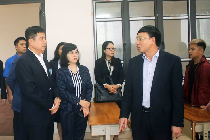 Đồng chí Nguyễn Xuân Ký, Phó Bí thư Thường trực Tỉnh ủy kiểm tra cơ sở vật chất của Trường Cao đẳng Giao thông Quảng Ninh