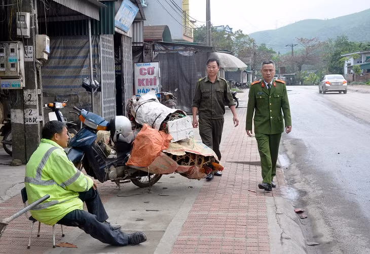 Công an huyện phối hợp với Công an xã Dân Chủ TTKS đảm bảo ANTT tại địa bàn.