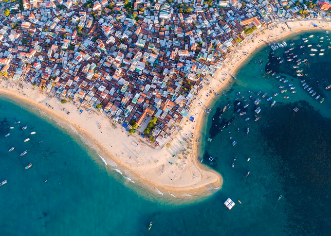 Khu vực Nhơn Hải có nhiều dịch vụ dành cho du khách như nhà hàng, homestay, hostel. Khách nước ngoài thường chọn lưu trú dài ngày ở đây để tận hưởng nắng gió vùng biển và tìm hiểu đời sống của làng chài.