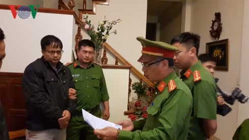  Công an đọc lệnh bắt Ngô Minh Sơn.