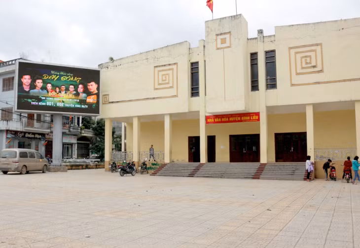 Màn hình led, chiếu các bản tin về NTM được lắp đặt tại khu đông dân cư ở thị trấn Bình Liêu, huyện Bình Liêu. (Ảnh: Minh Hà)