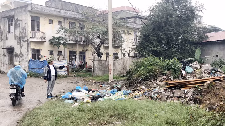 Đoạn đường tắc nghẽn dài khoảng 50m ở khu 2, phường Hồng Hà, TP Hạ Long trở thành nơi tập kết rác, gây ô nhiễm môi trường cho khu vực.