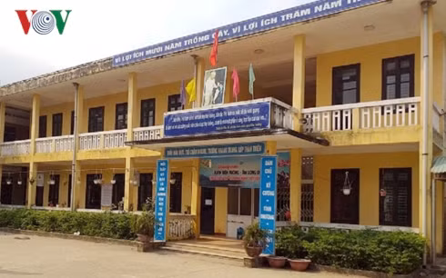  Trường tiểu học Lăng Cô, thị trấn Phú Lộc, Thừa Thiên Huế.