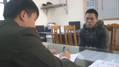  Đối tượng Nguyễn Bá Mạnh tại cơ quan công an. Ảnh: Báo Lao động
