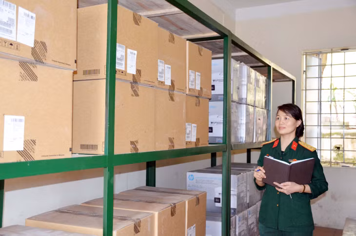 Trong nhiều năm làm thủ kho, chị Bích Thủy thực hiện cấp phát, tiếp nhận nhiều tấn vật chất, thiết bị, công cụ đảm bảo chính xác, an toàn tuyệt đối.
