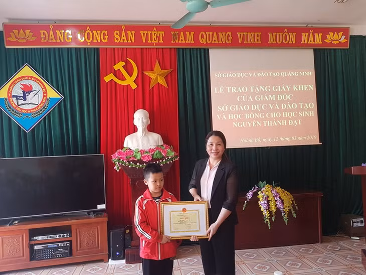 Bà Vũ Liên Oanh – Giám đốc Sở GD&ĐT tặng giấy khen và học bổng cho em Nguyễn Thành Đạt.