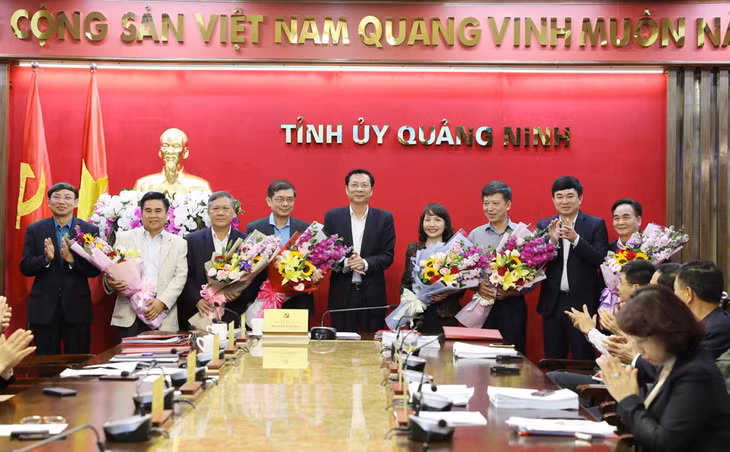 Các đồng chí lãnh đạo tỉnh tặng