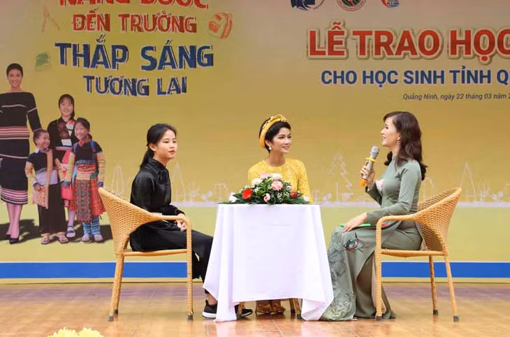 Hoa hậu Hoàn vũ Việt Nam 2017, Top 5 Miss Universe 2018 H’Hen Niê giao lưu với học sinh, sinh viên. 