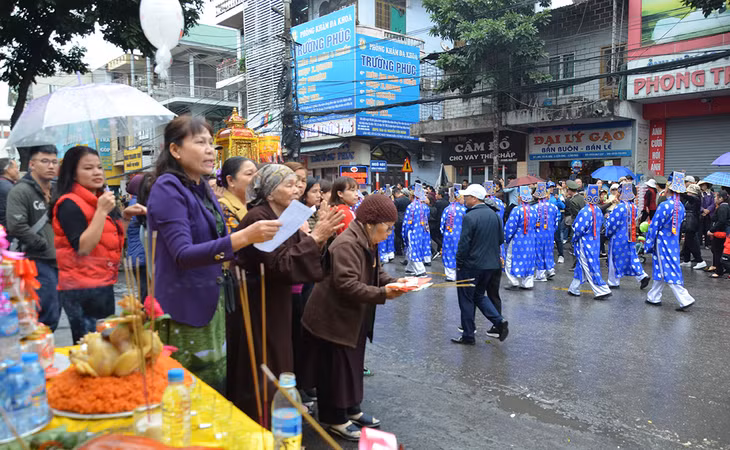 Nhiều hộ dân bên đường soạn lễ dâng Đức Ông khi đoàn rước đi qua.
