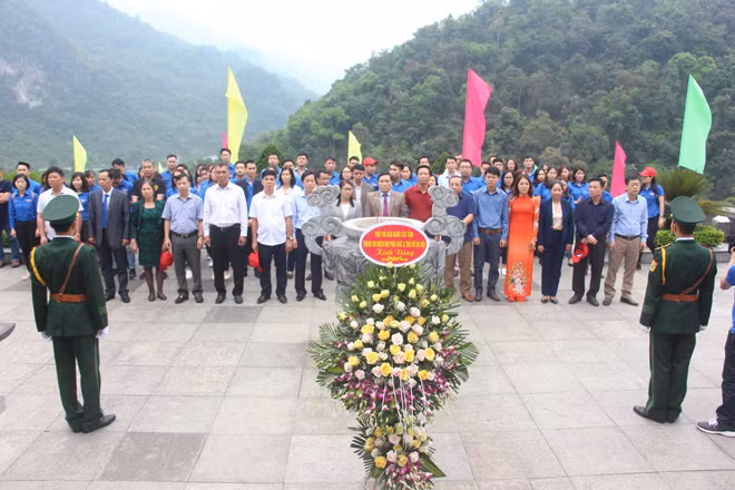 Đoàn đại biểu dâng hương, báo công tại nhà tưởng niệm Chủ tịch Hồ Chí Minh.