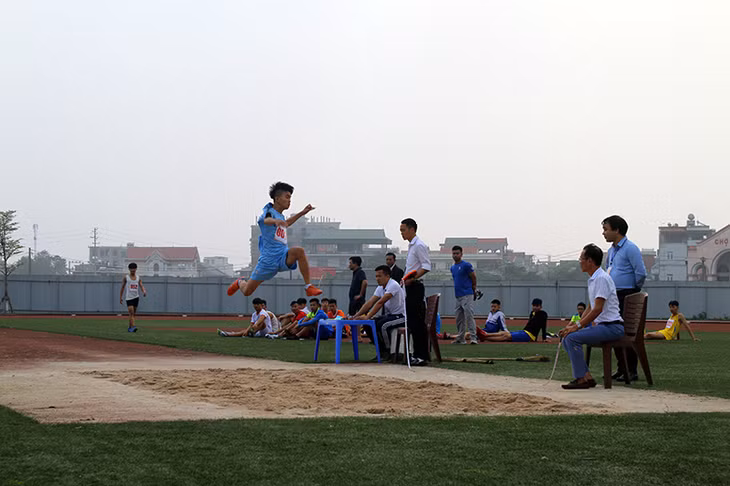 Các vận động viên tranh tài nội dung nhảy xa