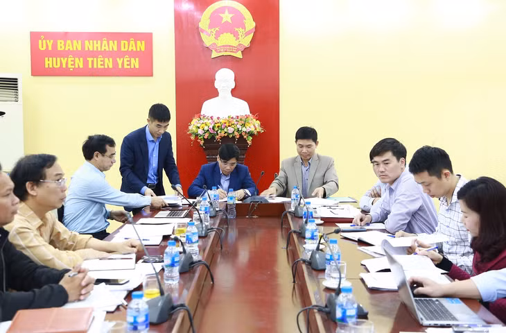 UBND huyện Tiên Yên ký kết hợp đồng với Công ty cổ phần môi trường Quảng Ninh đơn vị thi công dự án Khu liện hợp xử lý chất thải rắn tại Tiên Yên