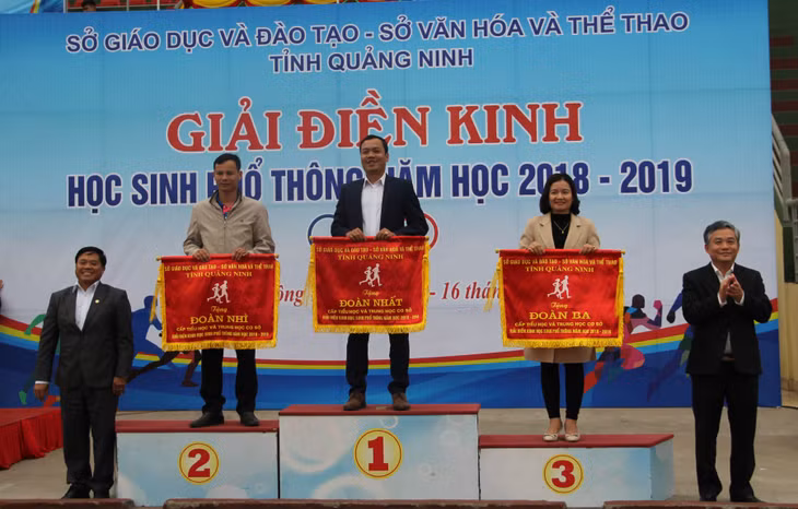 Ban tổ chức trao giải cho các đơn vị đạt thành tích nhất, nhì, ba toàn đoàn 