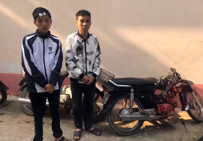 Dương và Hữu cạnh chiếc xe mô tô gây tai nạn.
