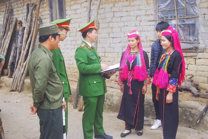 Công an huyện Bình Liêu tuyên truyền người dân xã Vô Ngại chấp hành chủ trương, chính sách pháp luật của Đảng, Nhà nước. Ảnh: Hoàng Giang