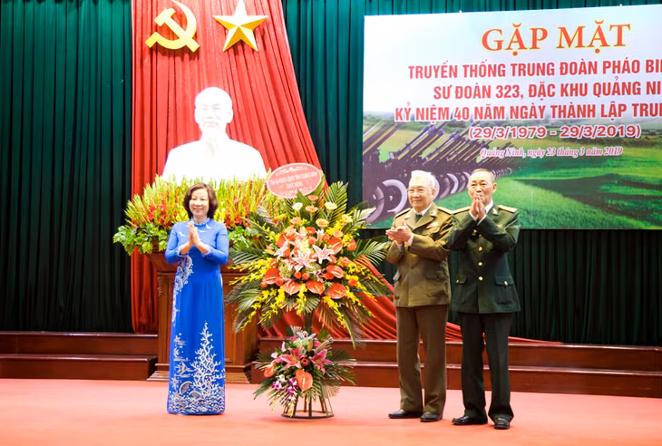 Đồng chí Vũ Thị Thu Thủy, Phó Chủ tịch UBND tỉnh tặng hoa chúc mừng