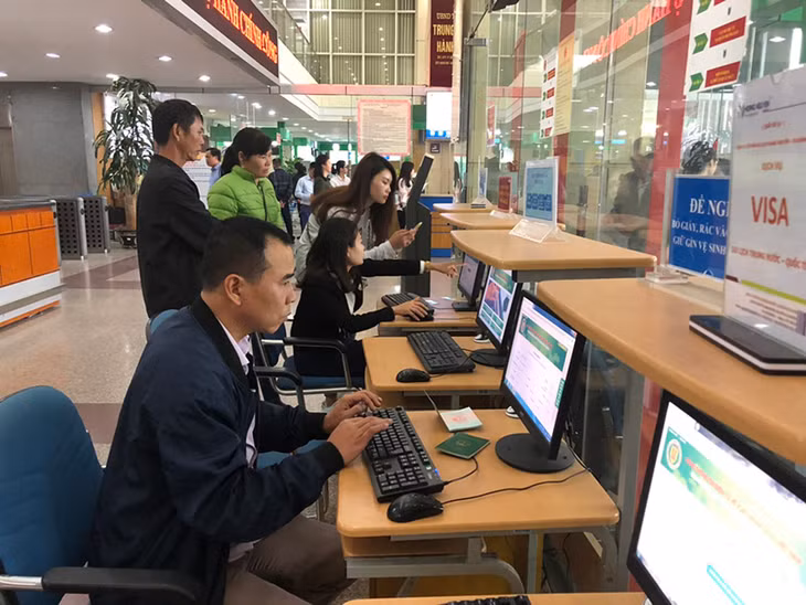 Tra cứu thông tin tại Trung tâm hành chính công tỉnh. ảnh: Khánh Giang