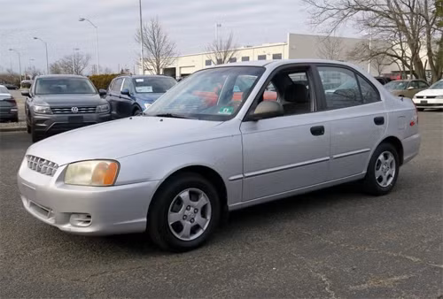 Hyundai Accent GL đời 2002 tại đại lý ôtô cũ ở New Jersey. Ảnh: Tom River Volkswagen