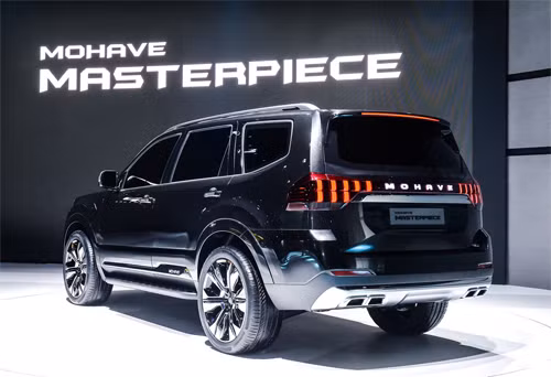 Đèn hậu LED với các thanh dọc và hai cụm ống xả đôi trên Mohave Masterpiece. Ảnh: Carscoops