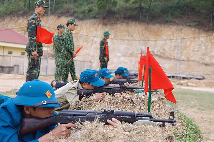 Kiểm tra bắn đạn thật súng Tiểu liên AK bài 1 cho gần 100 đồng chí là Chỉ huy trưởng ban CHQS xã, phường, thị trấn trên địa bàn tỉnh