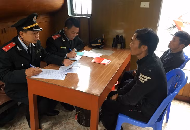 Các ngư dân bị lực lượng phát hiện khai thác thủy sản bằng ngư cụ cấm ngày 5/3 bị xử phạt