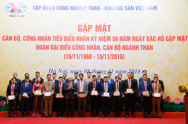 TKV khen thưởng cán bộ, công nhân tiêu biểu trong việc học tập và làm theo lời Bác. Ảnh tư liệu của TKV.