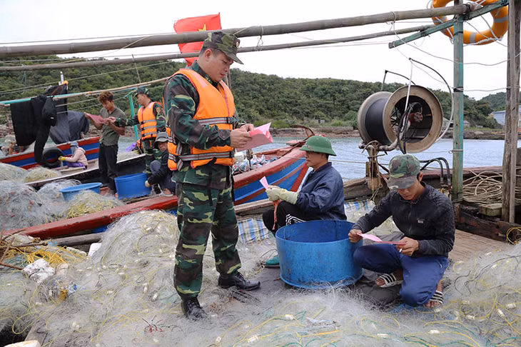 CBCSCán bộ, chiến sĩ Đồn BP Cửa khẩu cảng Vạn Gia tuần tra, kiểm soát trên vùng biển thuộc địa bàn quản lý