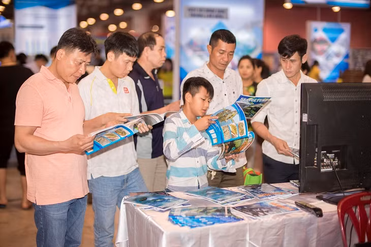 Nhiều tài liệu, sách báo về ngành thủy sản Việt Nam được trưng bày tại Hội chợ triển lãm