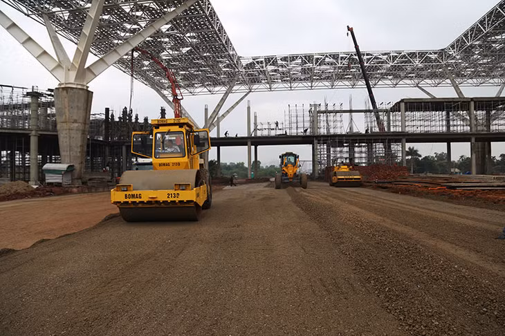 Các làn xe qua dự án Trạm kiểm soát liên ngành cầu Bắc Luân II, đang được các nhà thầu thi công đẩy nhanh tiến độ thi công hoàn thành phục vụ thông quan hàng hóa qua cầu Bắc Luân II.