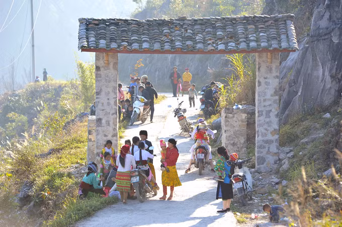 Từ "Nhà của Pao" đi theo quốc lộ 4C chừng 4 km sẽ đến một ngã ba, rẽ phải là đi xã Sảng Tủng, rẽ trái lên dốc bê tông chừng 2 km là đến trung tâm của Lao Xa. Sự kết hợp của kiến trúc, vẻ đẹp mận đào, sức hút từ nghề đúc bạc... đã khiến Lao Xa trở nên cuốn hút, là điểm đến lý tưởng bậc nhất dành cho du khách khi đến với mùa xuân Hà Giang.