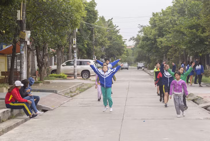 Các VĐV đội tuyển bơi trẻ khởi động rèn thể lực 