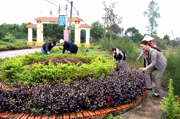 Vườn hoa của chị em thôn Hội Phố, xã Đông Hải (Tiên Yên) trước kia là một bãi rác.