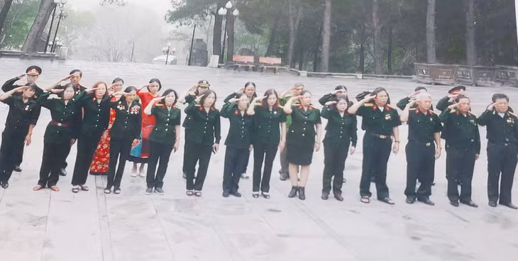 Đoàn thắp hương viếng đồng đội tại Nghĩa trang liệt sĩ Trường Sơn.