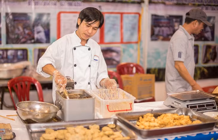 Đầu bếp trực tiếp chế biến chả mực phục vụ các thực khách