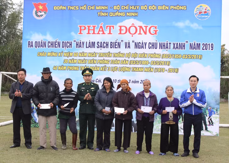 Đ/c Hoàng Văn Hải, Phó Bí thư Tỉnh đoàn cùng đại biểu trao quà cho các hộ gia đình chính sách có hoàn cảnh khó khăn
