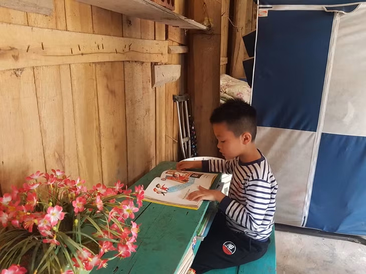 Đạt say sưa học tiếng Anh tại nhà.